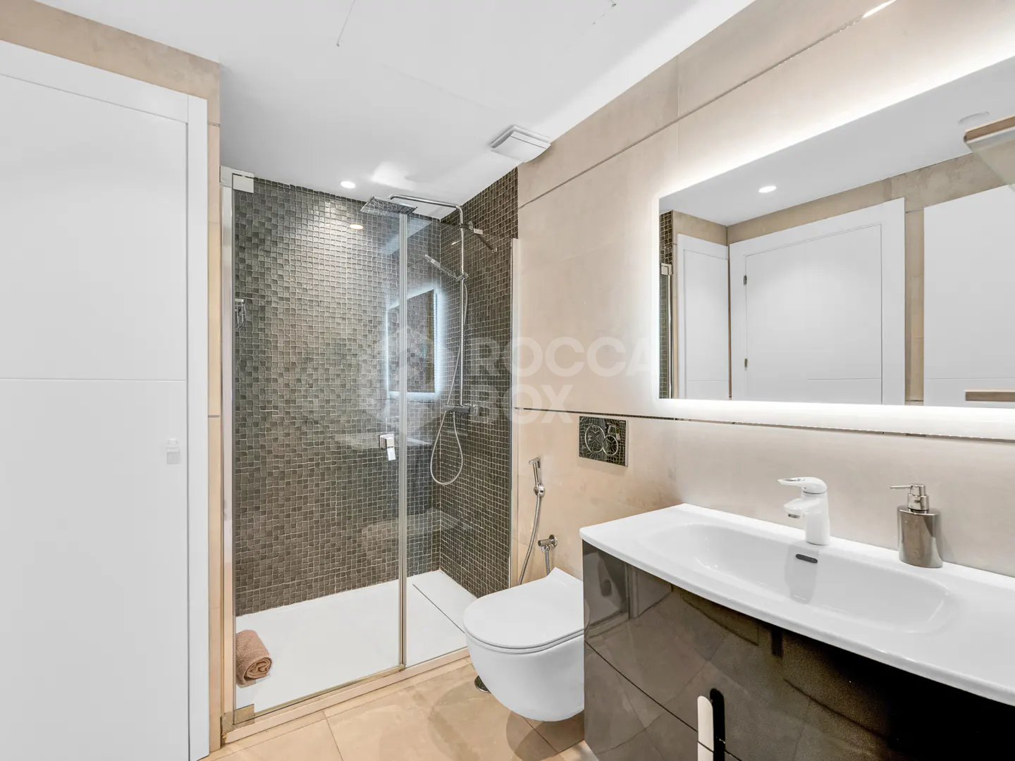 Elegant Modern Villa with Panoramic Sea & Mountain Views in Nueva Andalucía