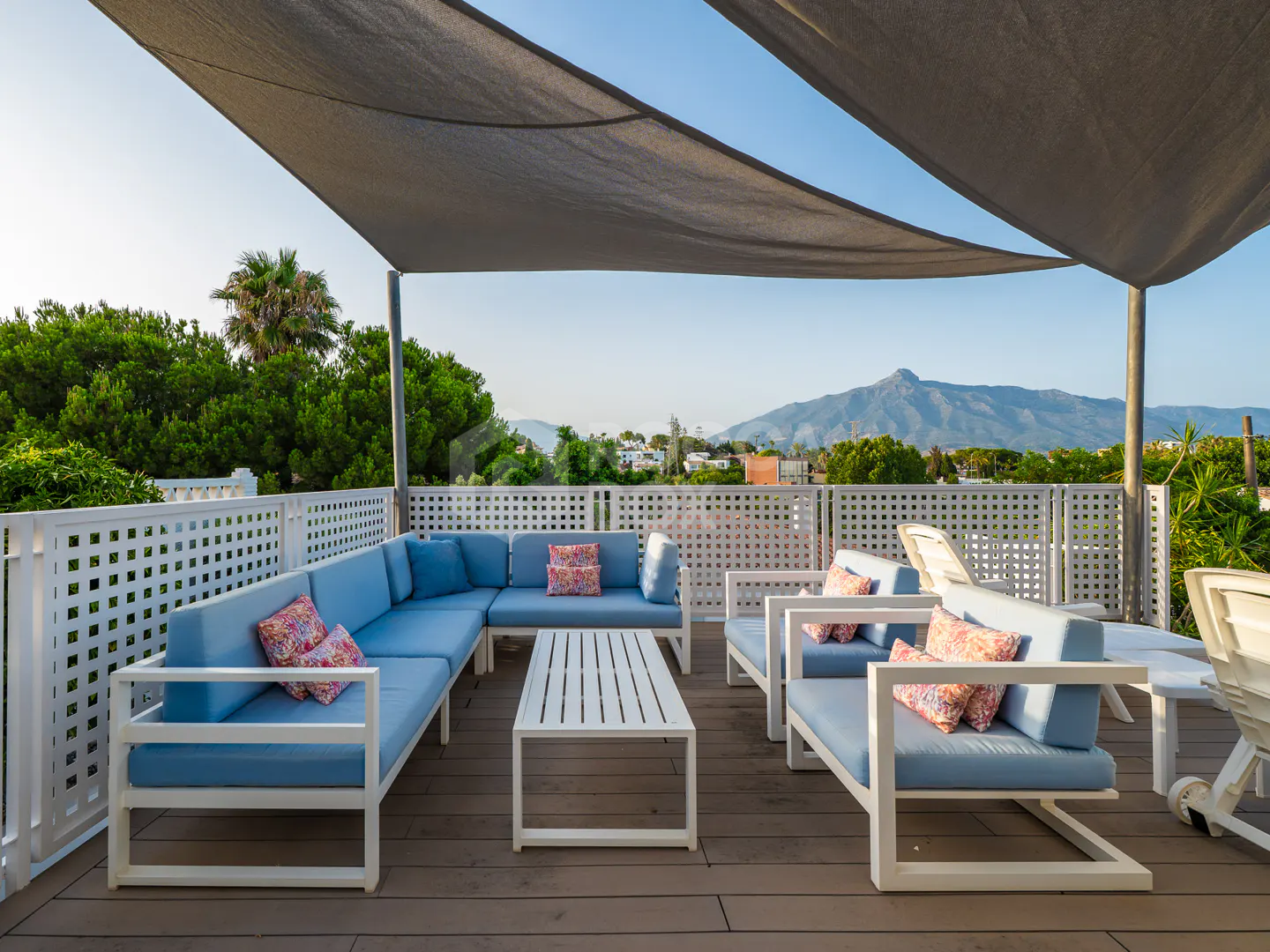 Elegant Modern Villa with Panoramic Sea & Mountain Views in Nueva Andalucía