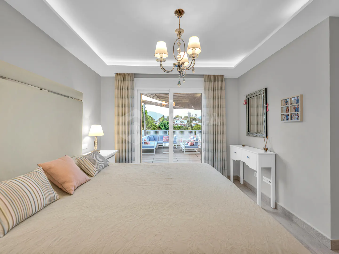 Elegant Modern Villa with Panoramic Sea & Mountain Views in Nueva Andalucía