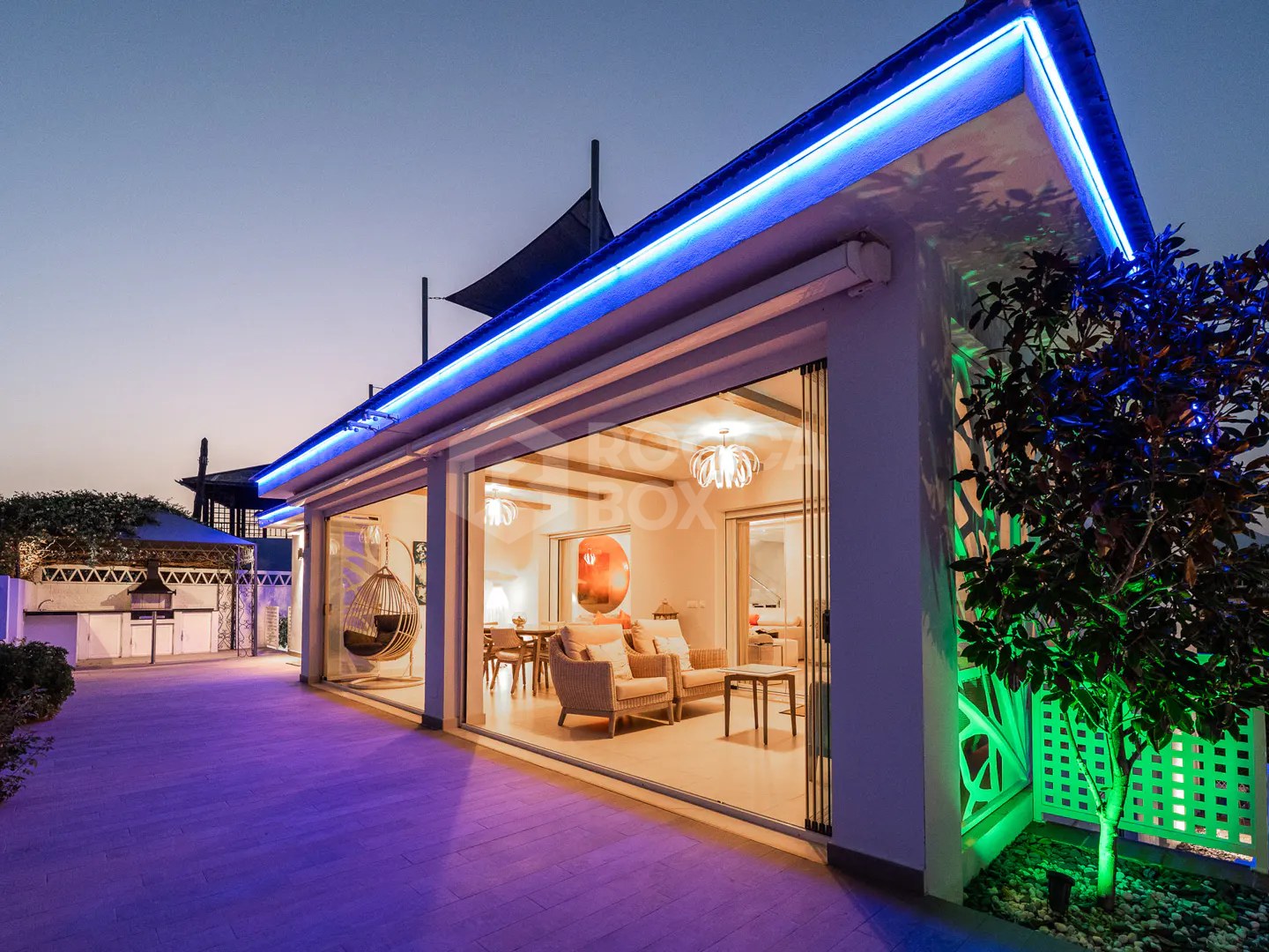 Elegant Modern Villa with Panoramic Sea & Mountain Views in Nueva Andalucía