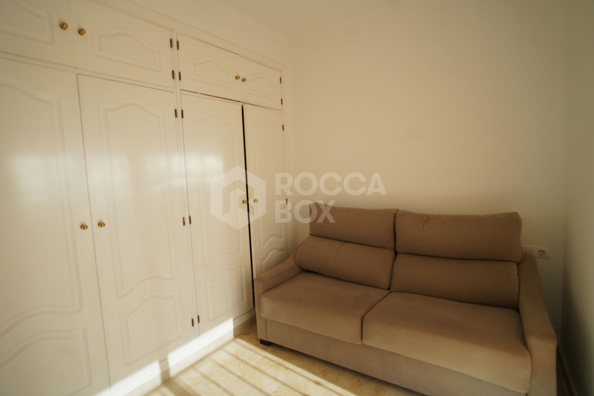 Elegant Townhouse Near Puerto Banús with Terrace, Garage & Pools