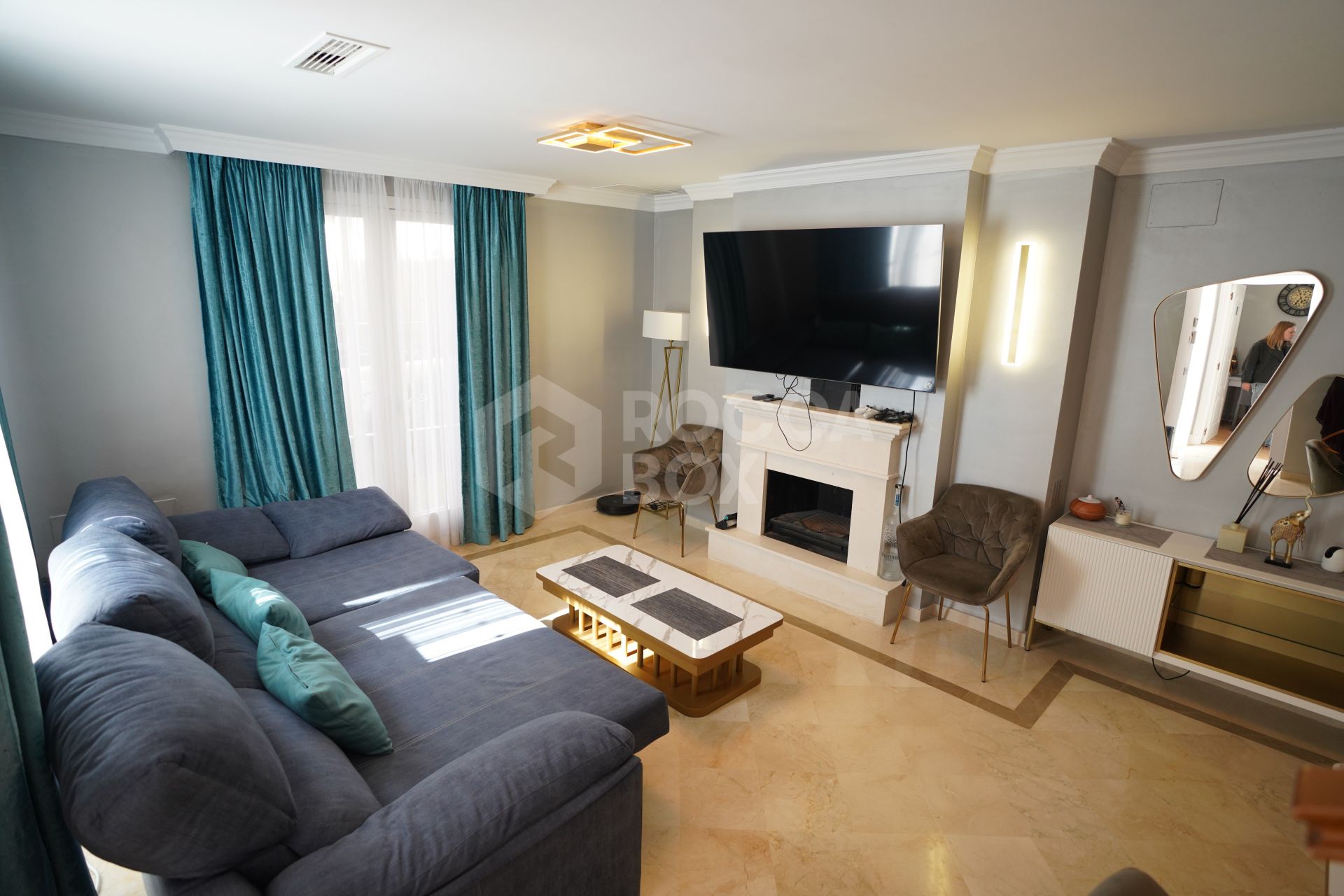 Elegant Townhouse Near Puerto Banús with Terrace, Garage & Pools