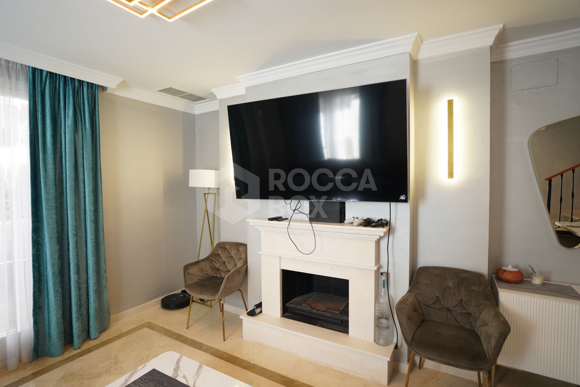 Elegant Townhouse Near Puerto Banús with Terrace, Garage & Pools