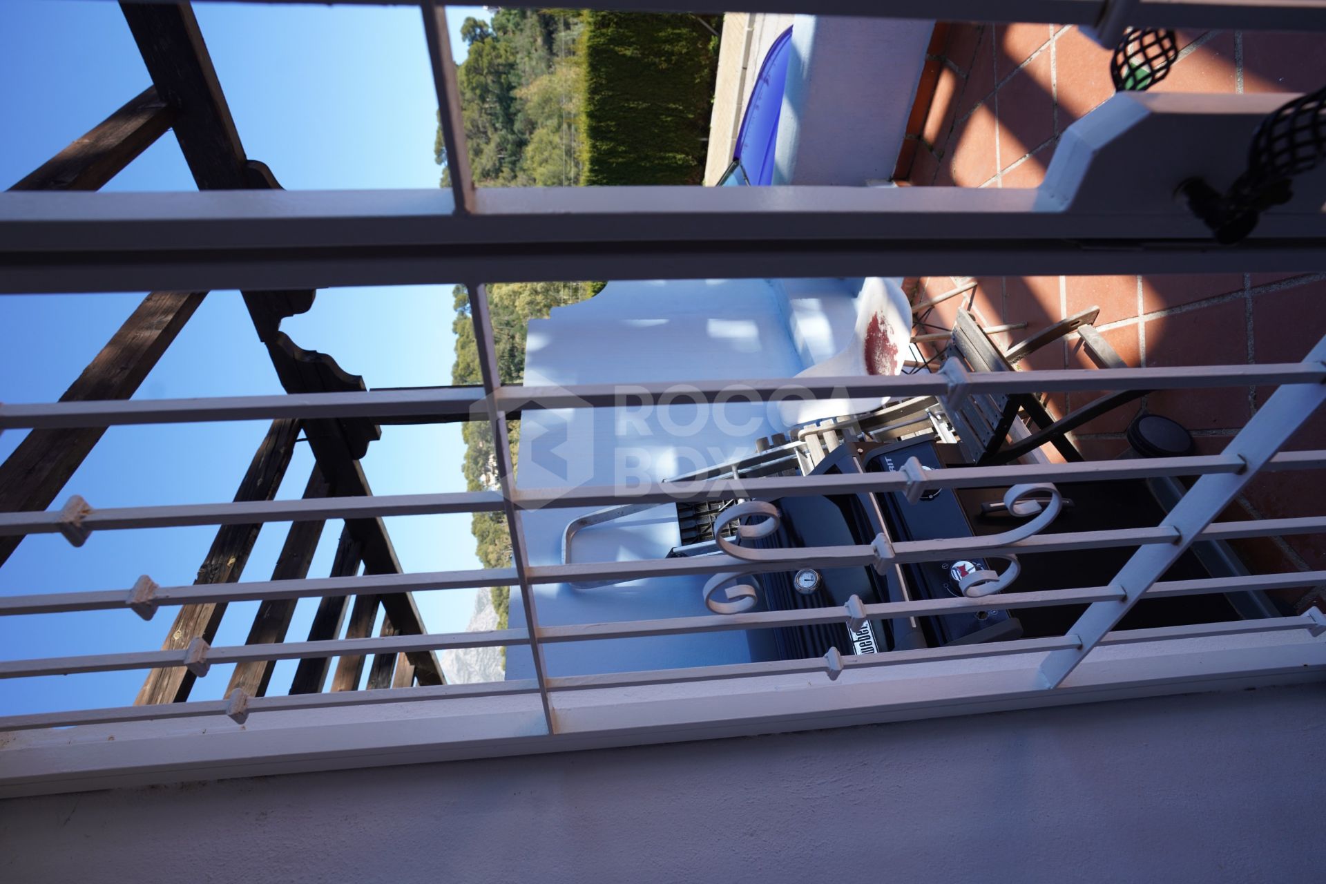 Elegant Townhouse Near Puerto Banús with Terrace, Garage & Pools