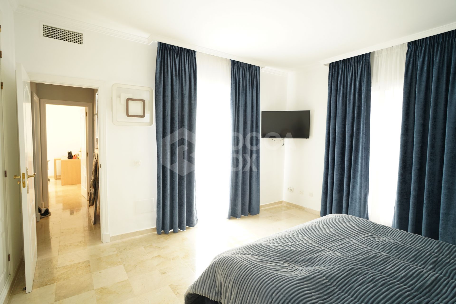 Elegant Townhouse Near Puerto Banús with Terrace, Garage & Pools