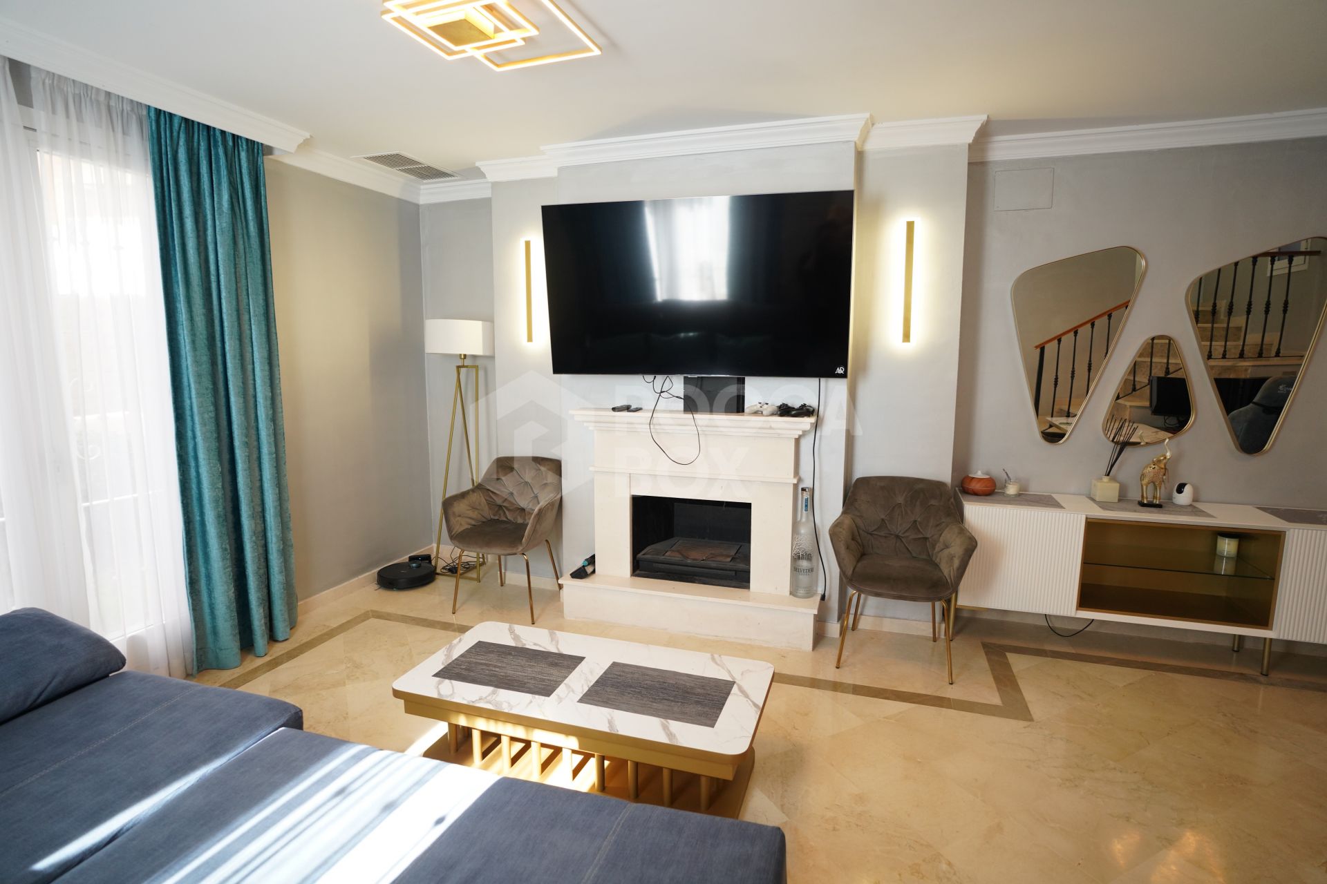 Elegant Townhouse Near Puerto Banús with Terrace, Garage & Pools