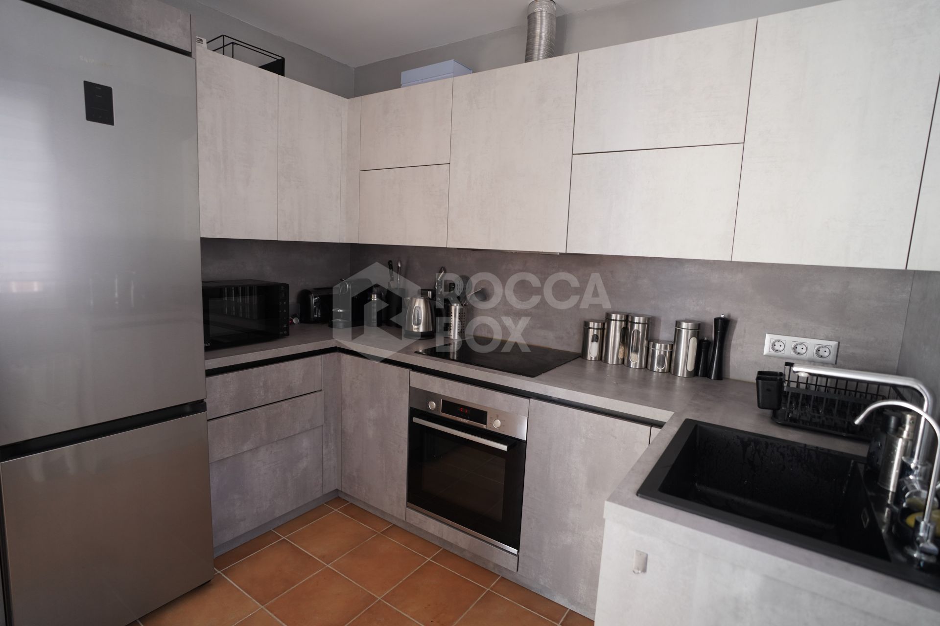 Elegant Townhouse Near Puerto Banús with Terrace, Garage & Pools