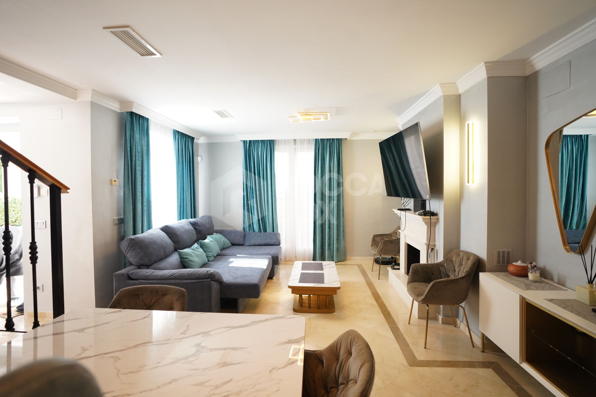 Elegant Townhouse Near Puerto Banús with Terrace, Garage & Pools