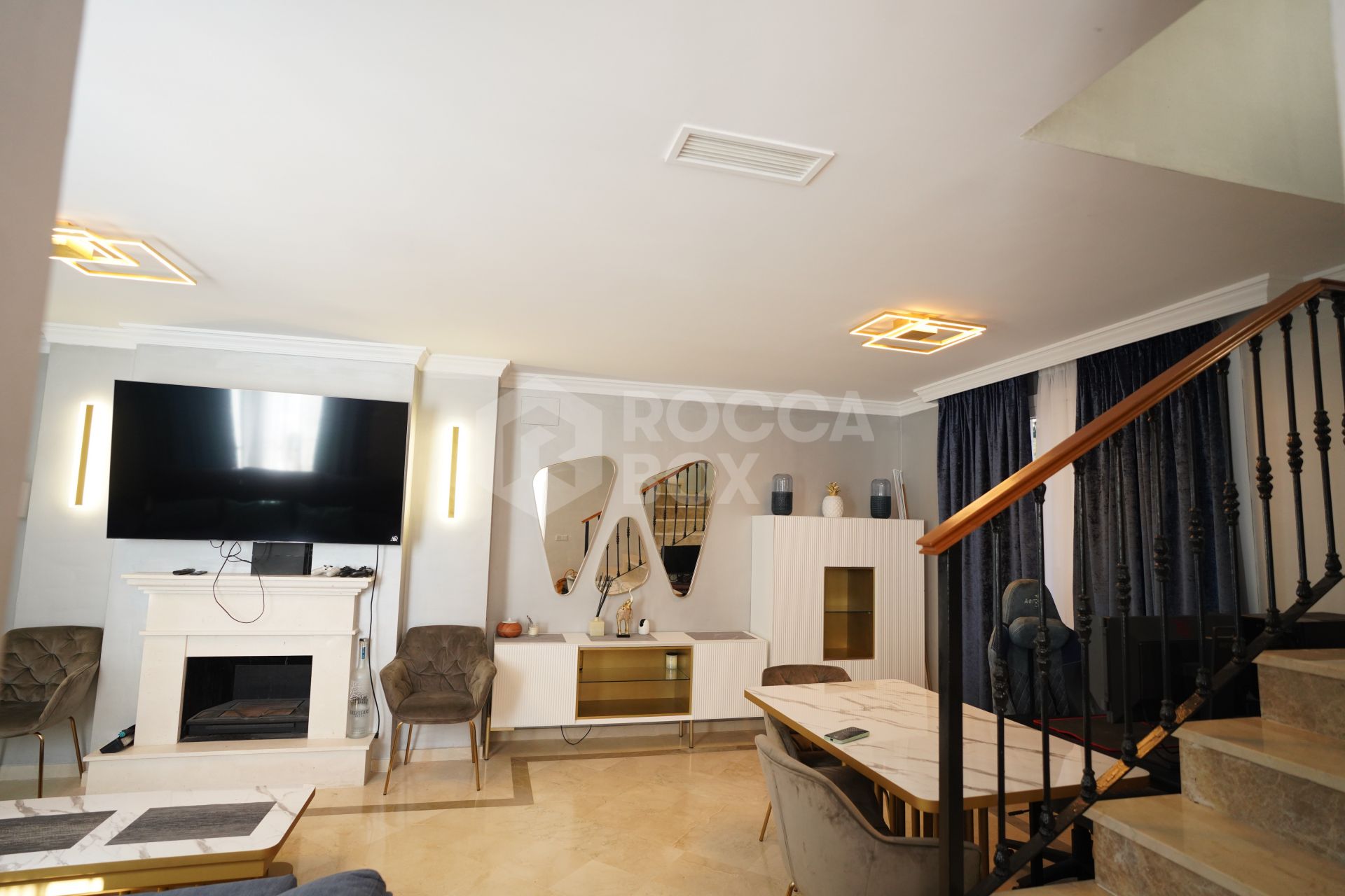 Elegant Townhouse Near Puerto Banús with Terrace, Garage & Pools