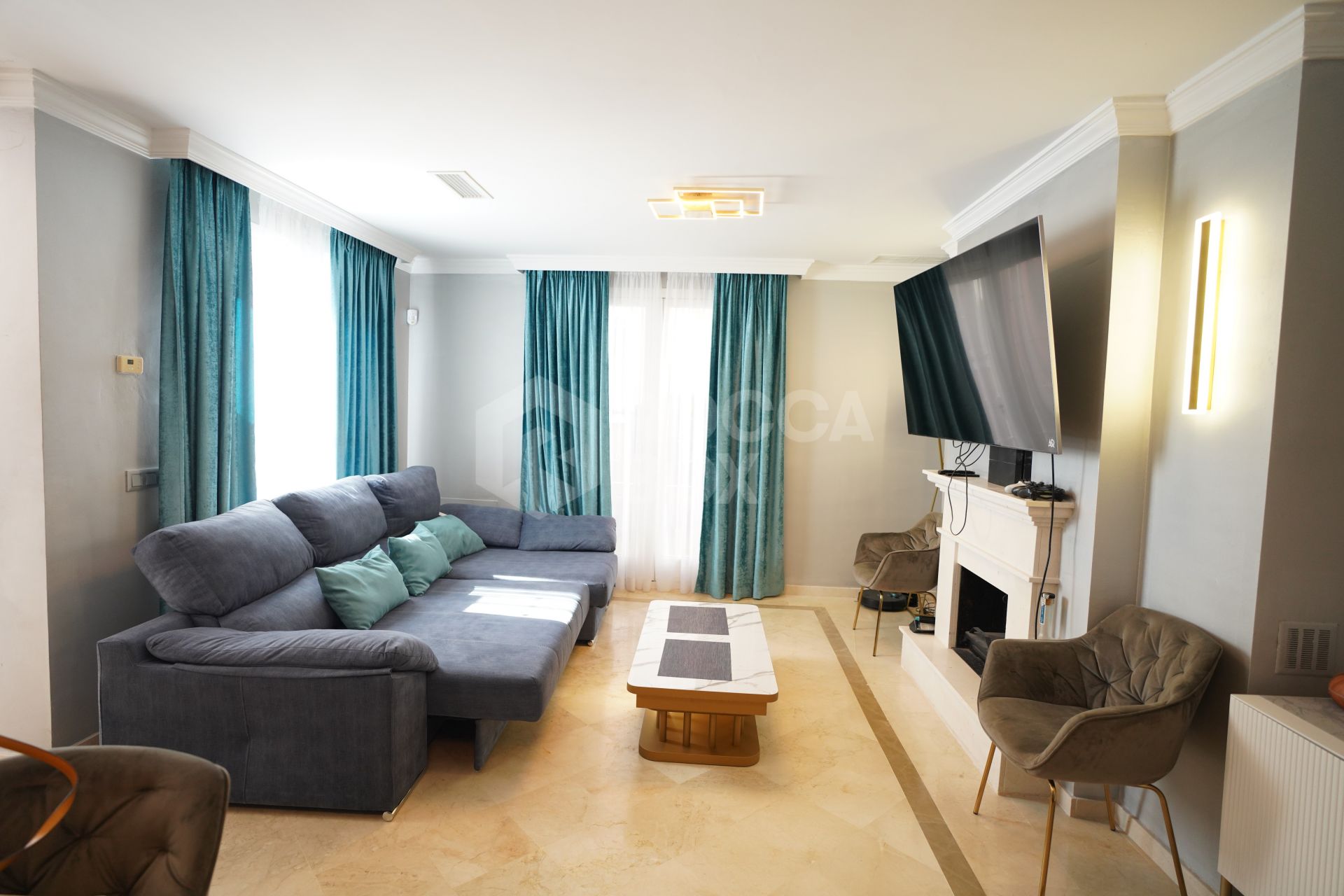 Elegant Townhouse Near Puerto Banús with Terrace, Garage & Pools