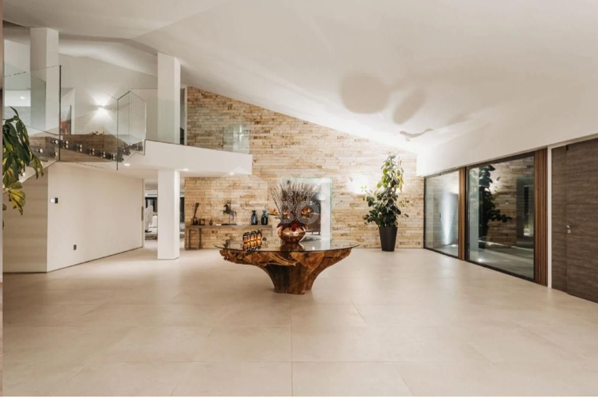 Incredible Mansion of 8 rooms with Tennis, Spa, Cinema and Private Gym