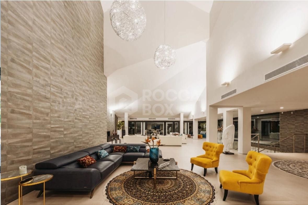 Incredible Mansion of 8 rooms with Tennis, Spa, Cinema and Private Gym