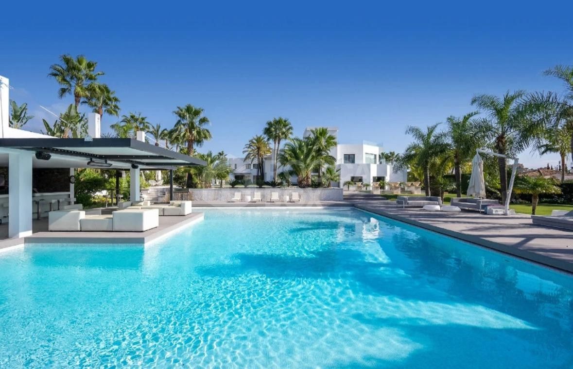 Incredible Mansion of 8 rooms with Tennis, Spa, Cinema and Private Gym