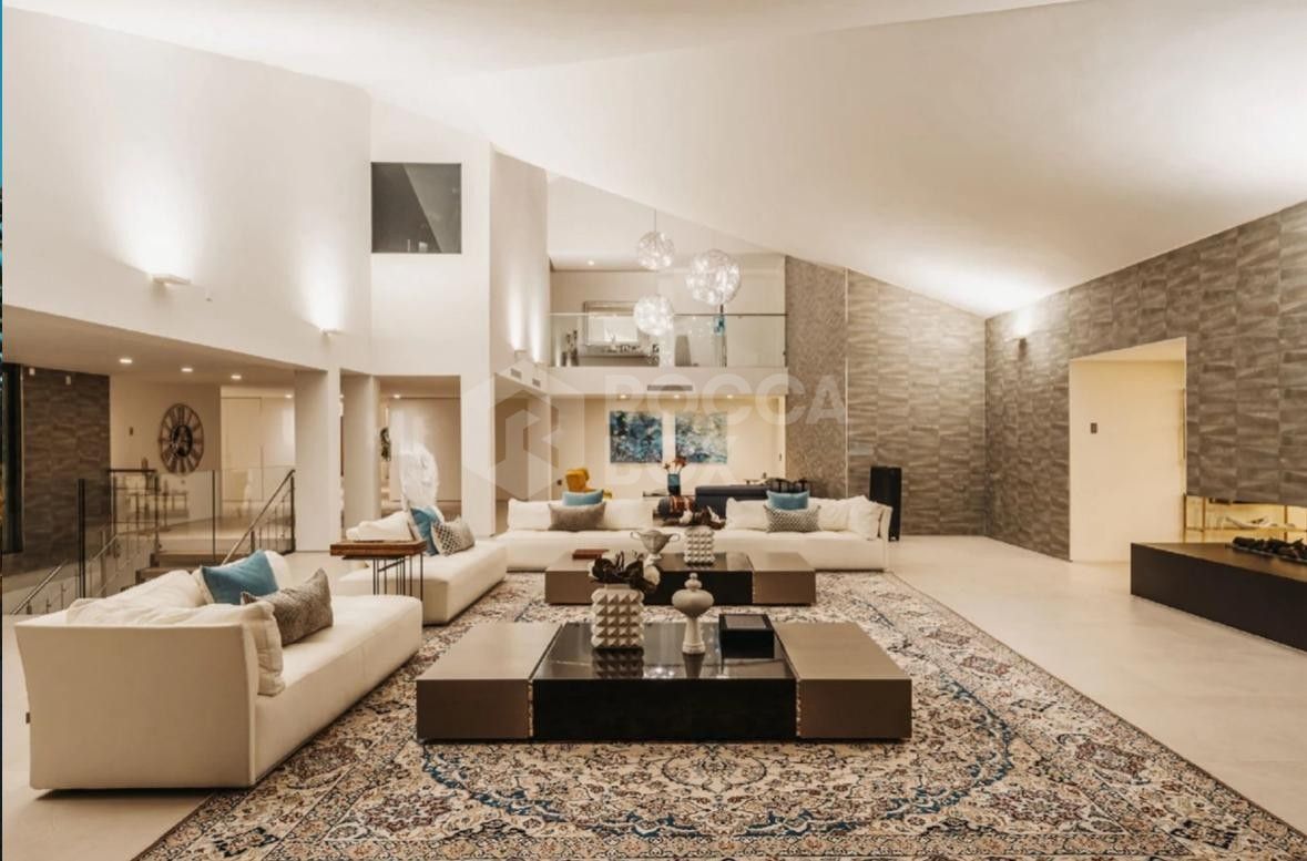 Incredible Mansion of 8 rooms with Tennis, Spa, Cinema and Private Gym