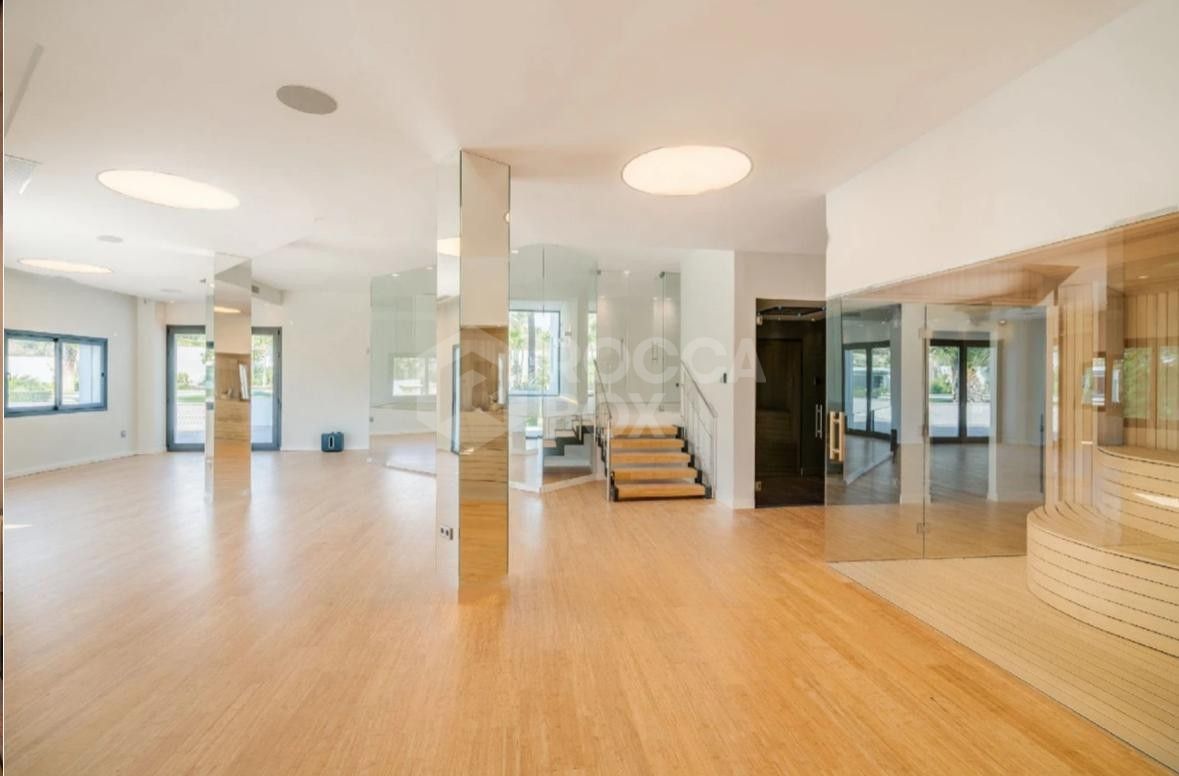 Incredible Mansion of 8 rooms with Tennis, Spa, Cinema and Private Gym