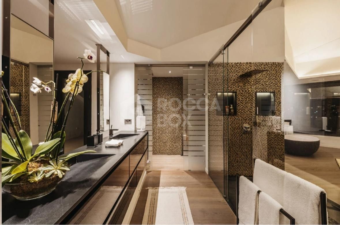 Incredible Mansion of 8 rooms with Tennis, Spa, Cinema and Private Gym