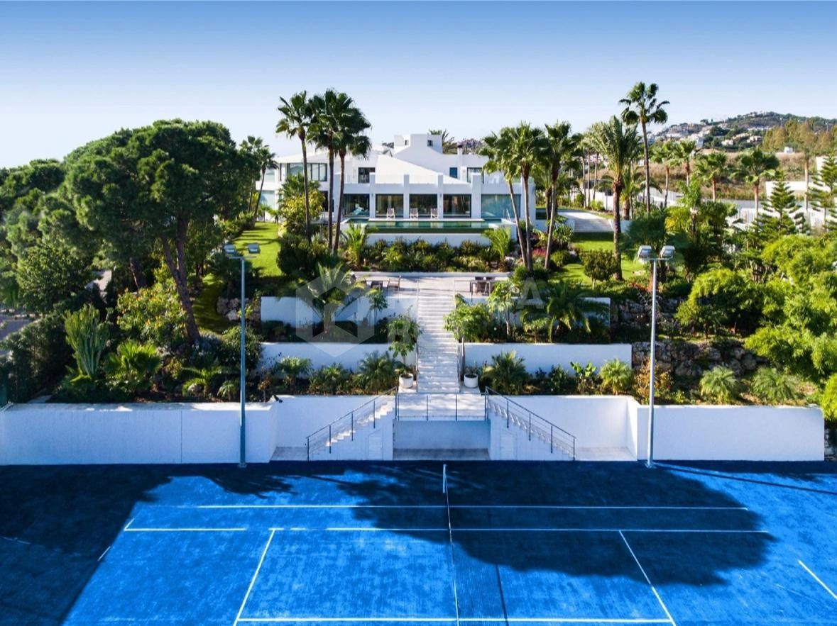 Incredible Mansion of 8 rooms with Tennis, Spa, Cinema and Private Gym