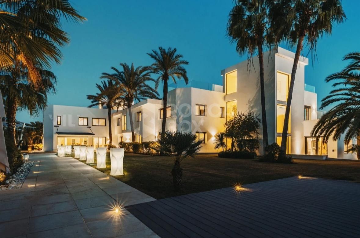 Incredible Mansion of 8 rooms with Tennis, Spa, Cinema and Private Gym