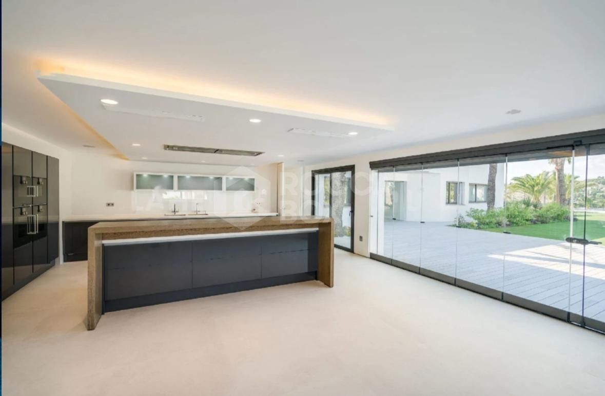 Incredible Mansion of 8 rooms with Tennis, Spa, Cinema and Private Gym