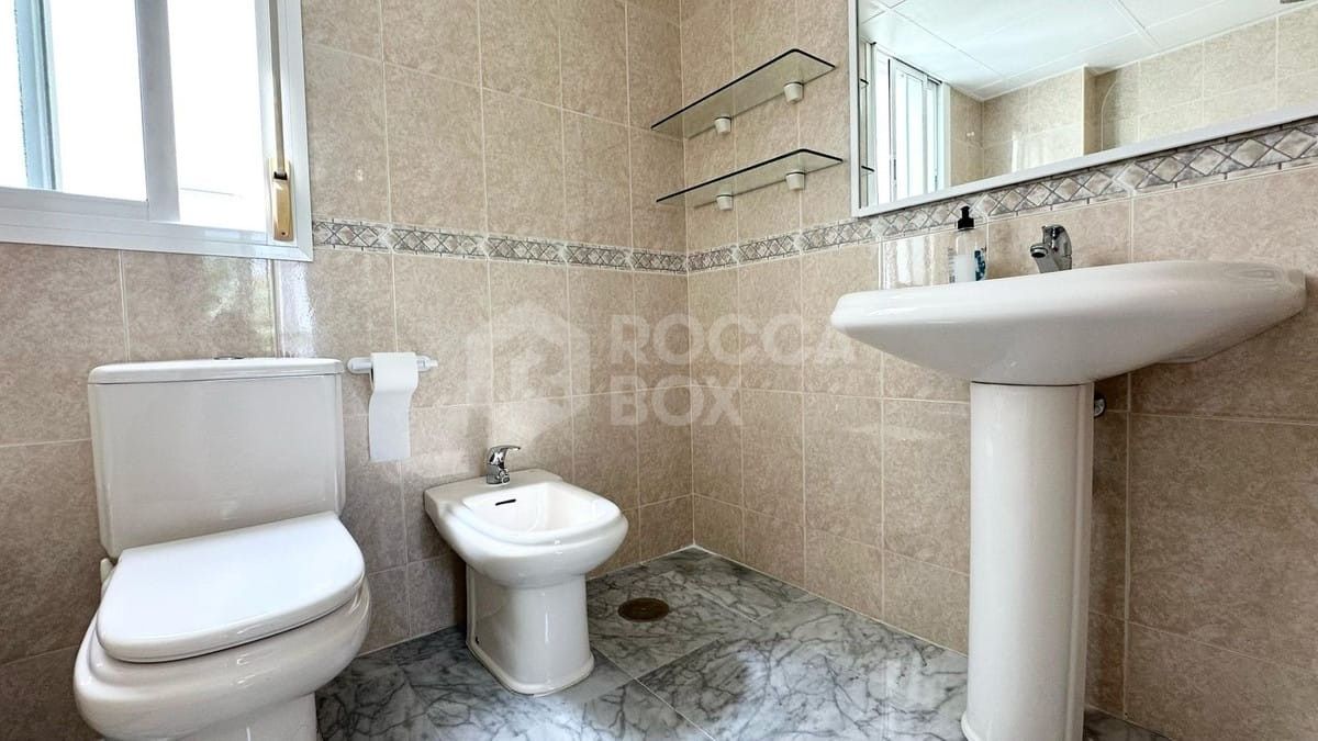 Bright 2 Bedroom Apartment in Alcazaba, Puerto Banus