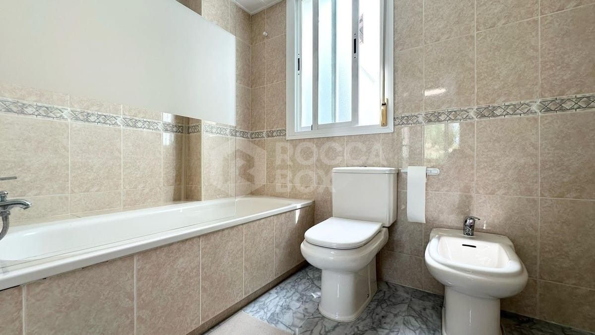 Bright 2 Bedroom Apartment in Alcazaba, Puerto Banus