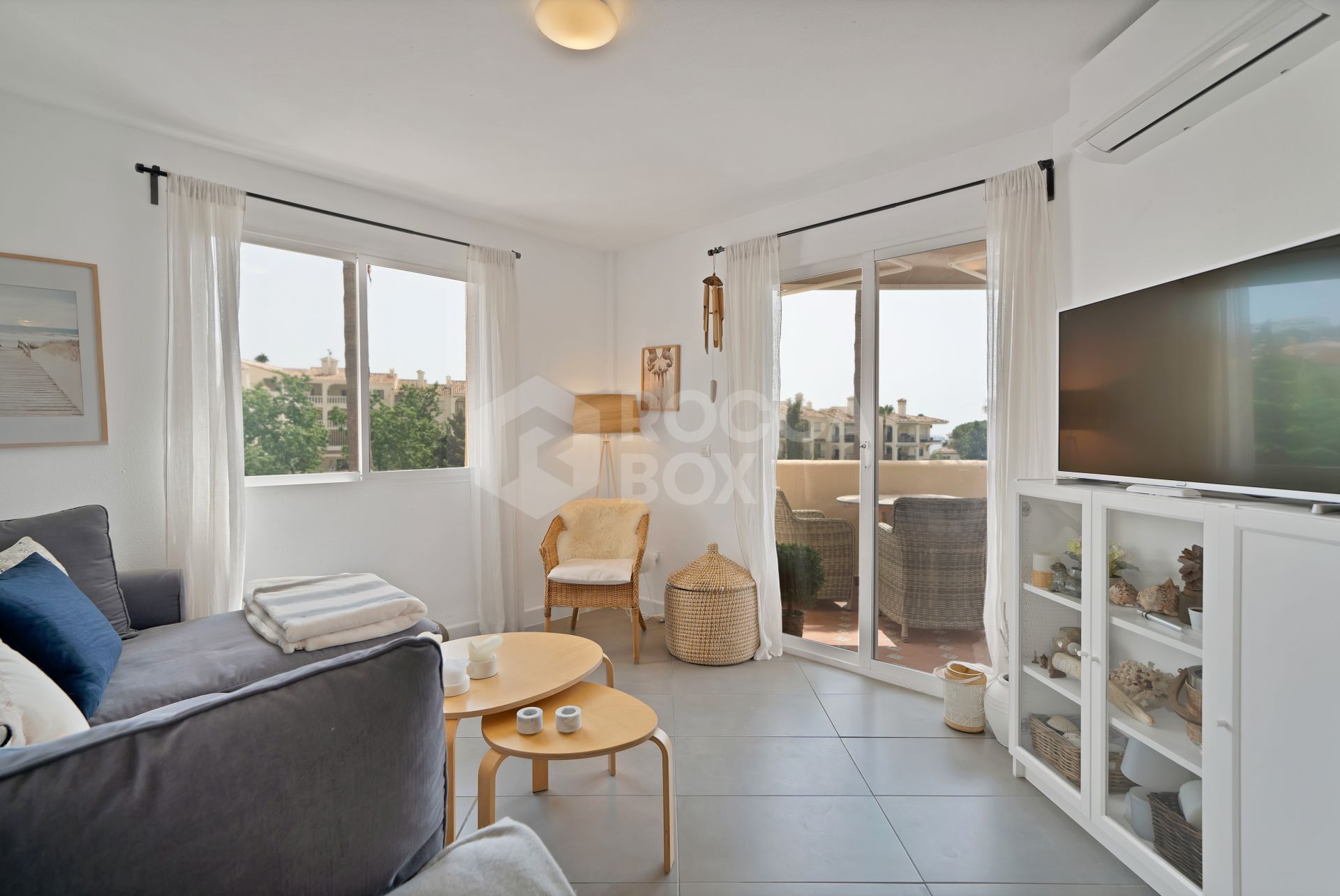 Modern Apartment with Bright Interiors in Riviera del Sol