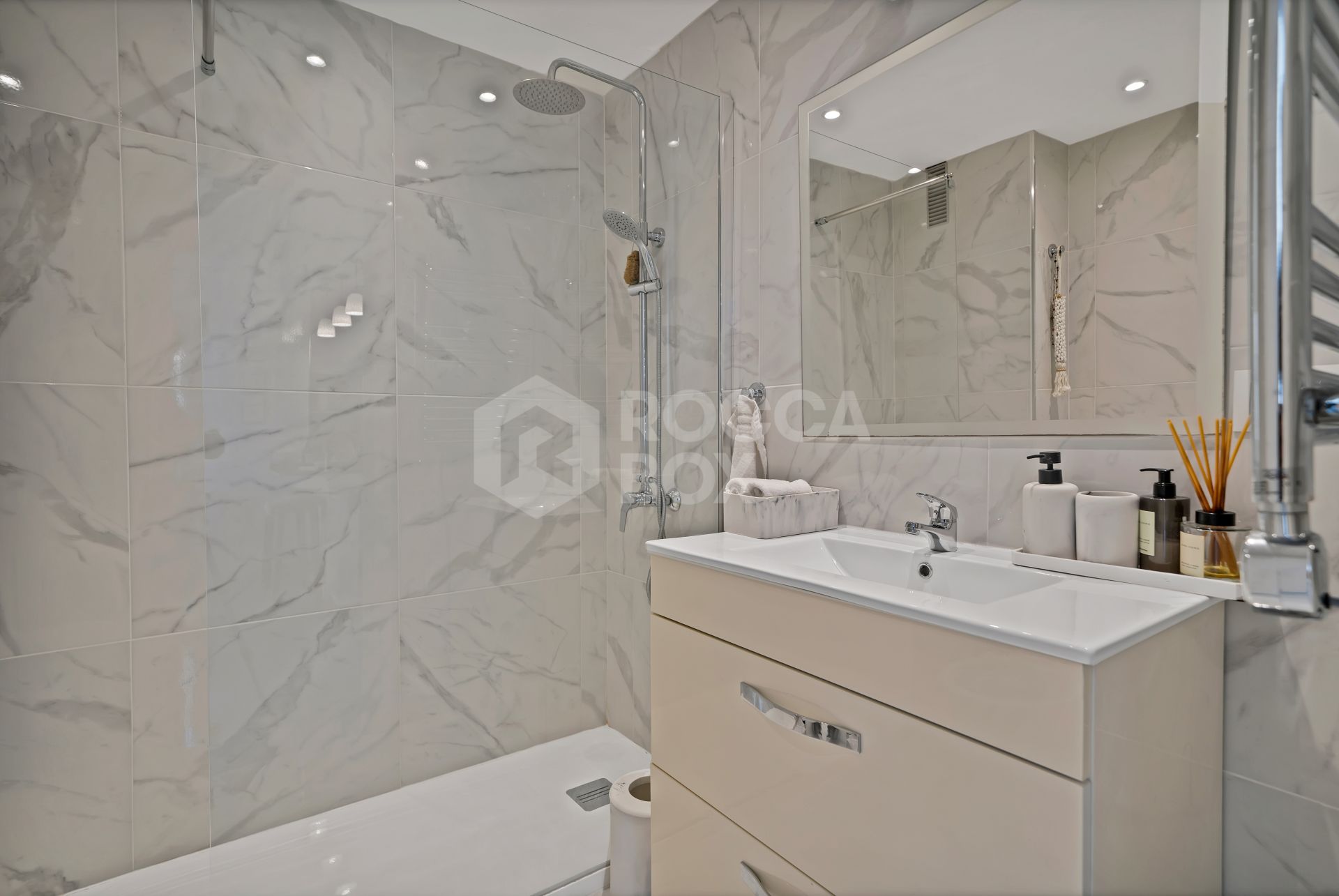 Modern Apartment with Bright Interiors in Riviera del Sol