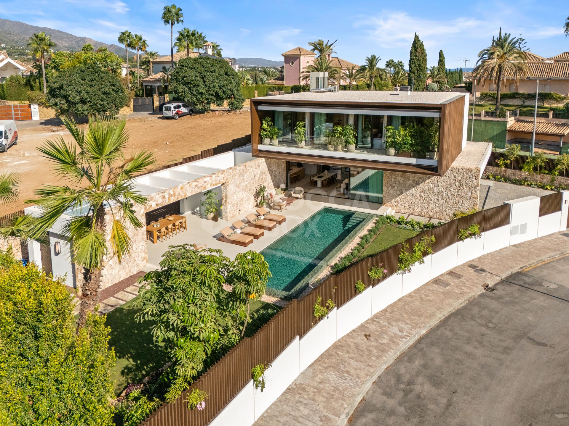 Modern Architectural Villa Surrounded by Nature’s Serenity