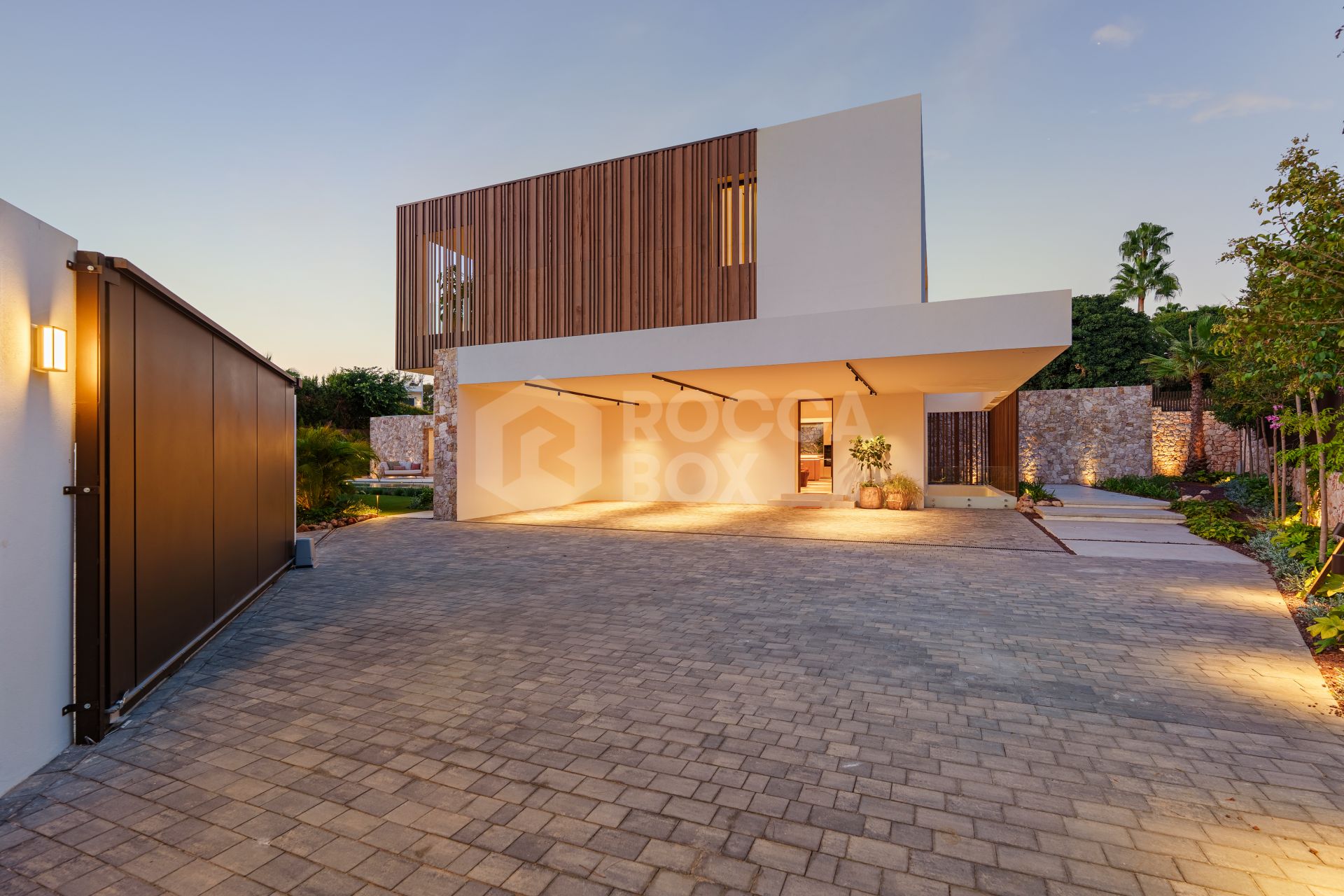 Modern Architectural Villa Surrounded by Nature’s Serenity