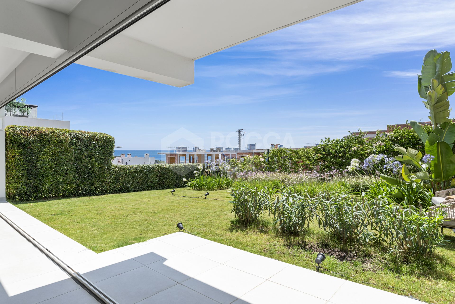 Modern Ground-Floor Apartment with Private Garden in Estepona Golf