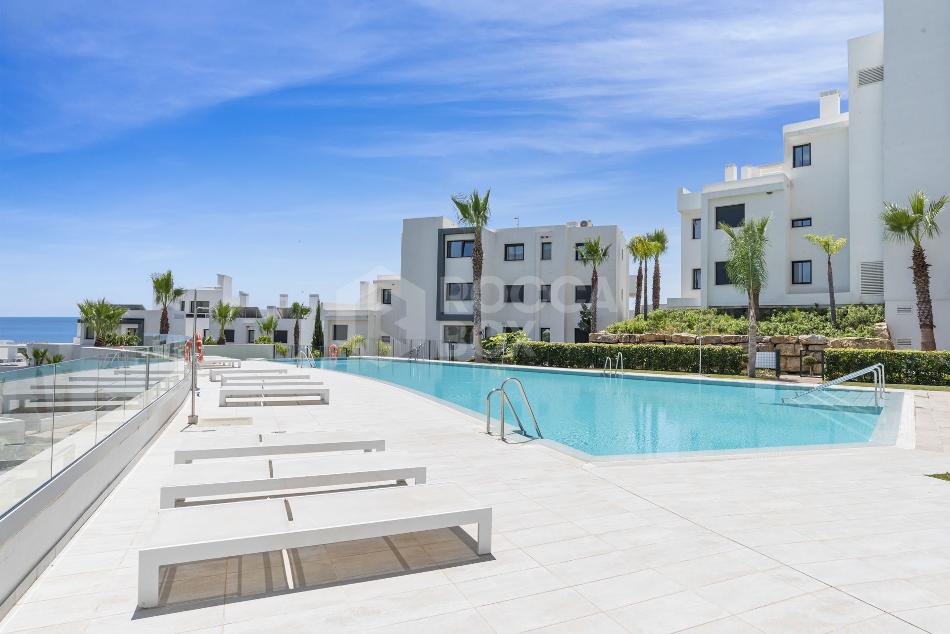 Modern Ground-Floor Apartment with Private Garden in Estepona Golf