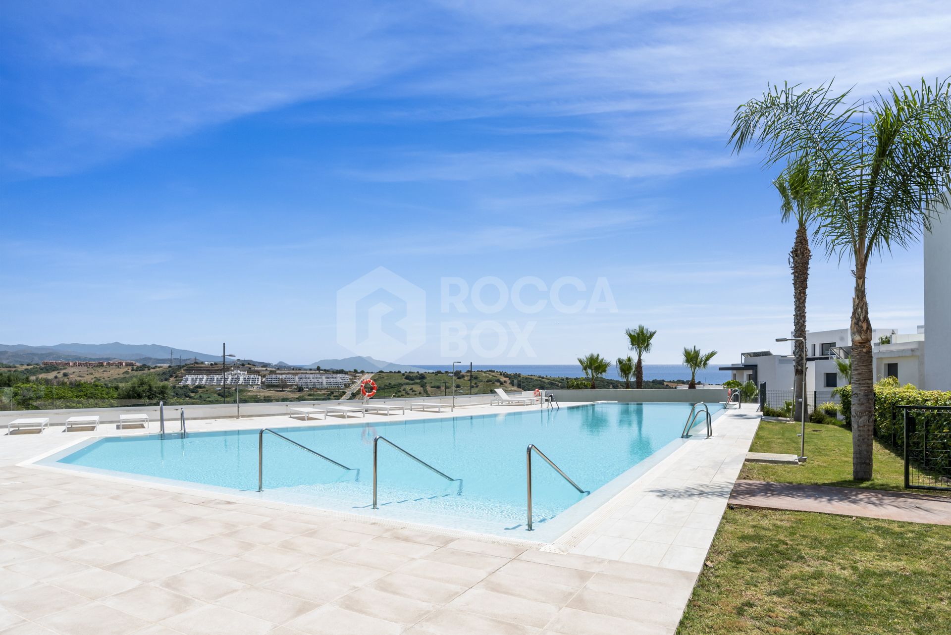 Modern Ground-Floor Apartment with Private Garden in Estepona Golf