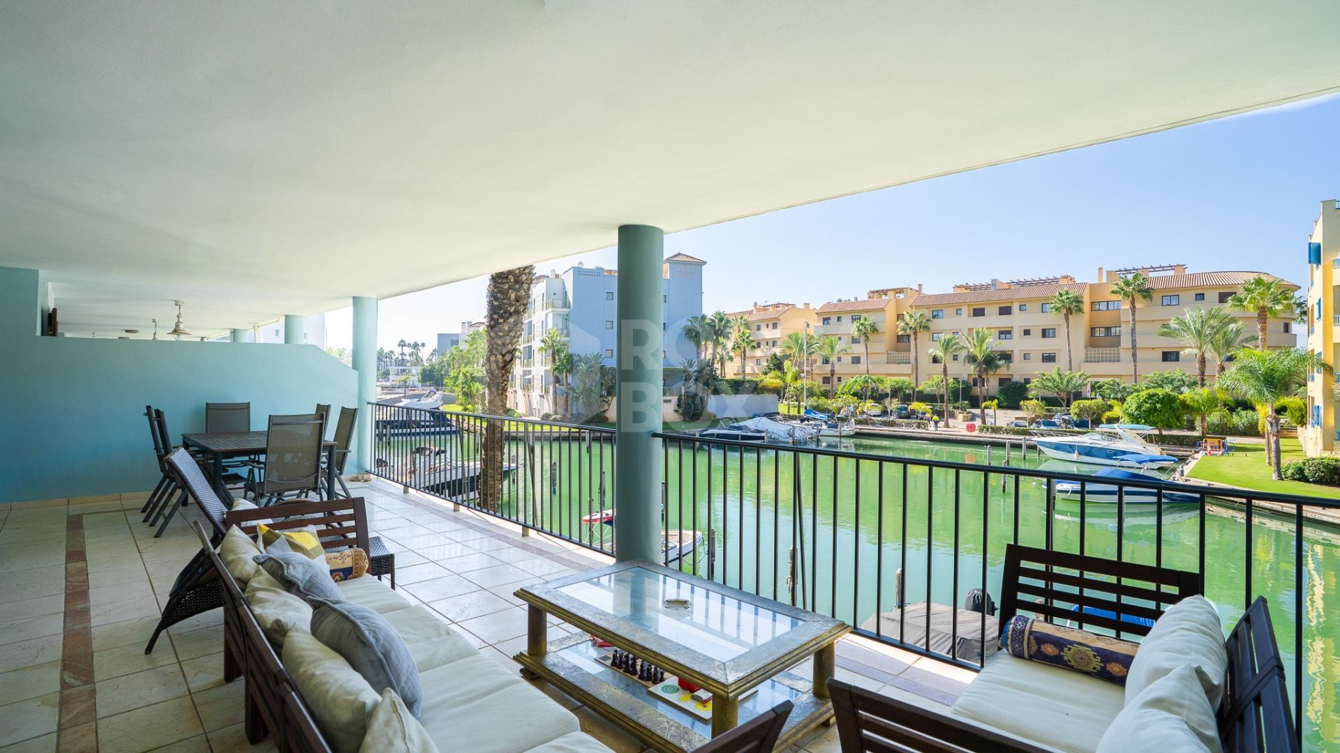 Elegant Frontline Marina Apartment with Panoramic Views