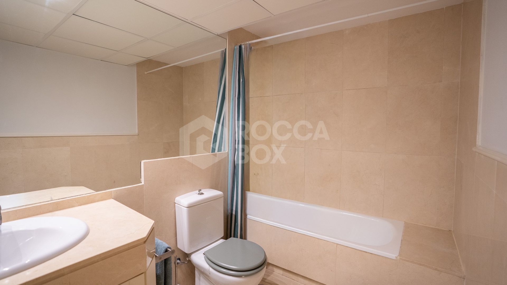 Elegant Frontline Marina Apartment with Panoramic Views