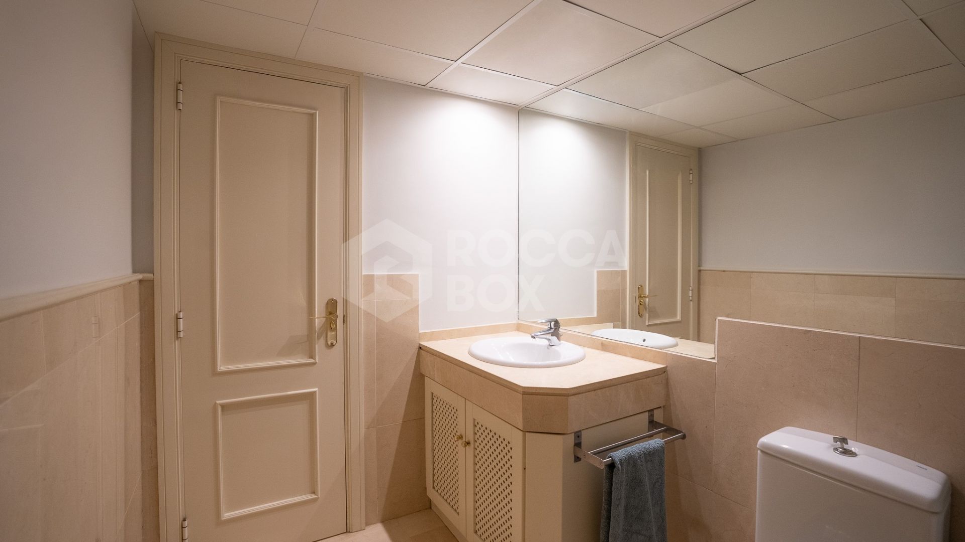 Elegant Frontline Marina Apartment with Panoramic Views