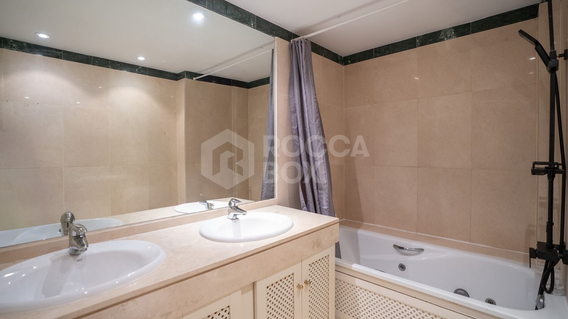 Elegant Frontline Marina Apartment with Panoramic Views