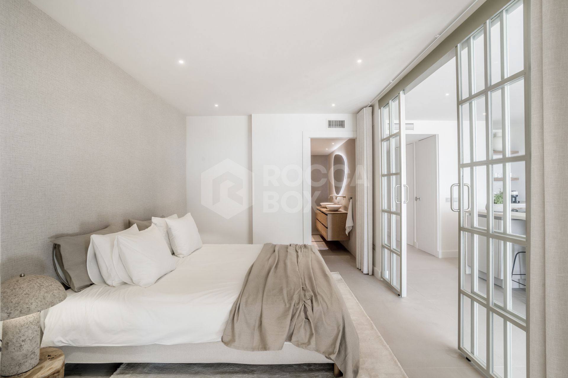 Modern 3-Bed Apartment with Private Pool, Sea & Mountain Views in Nueva Andalucía