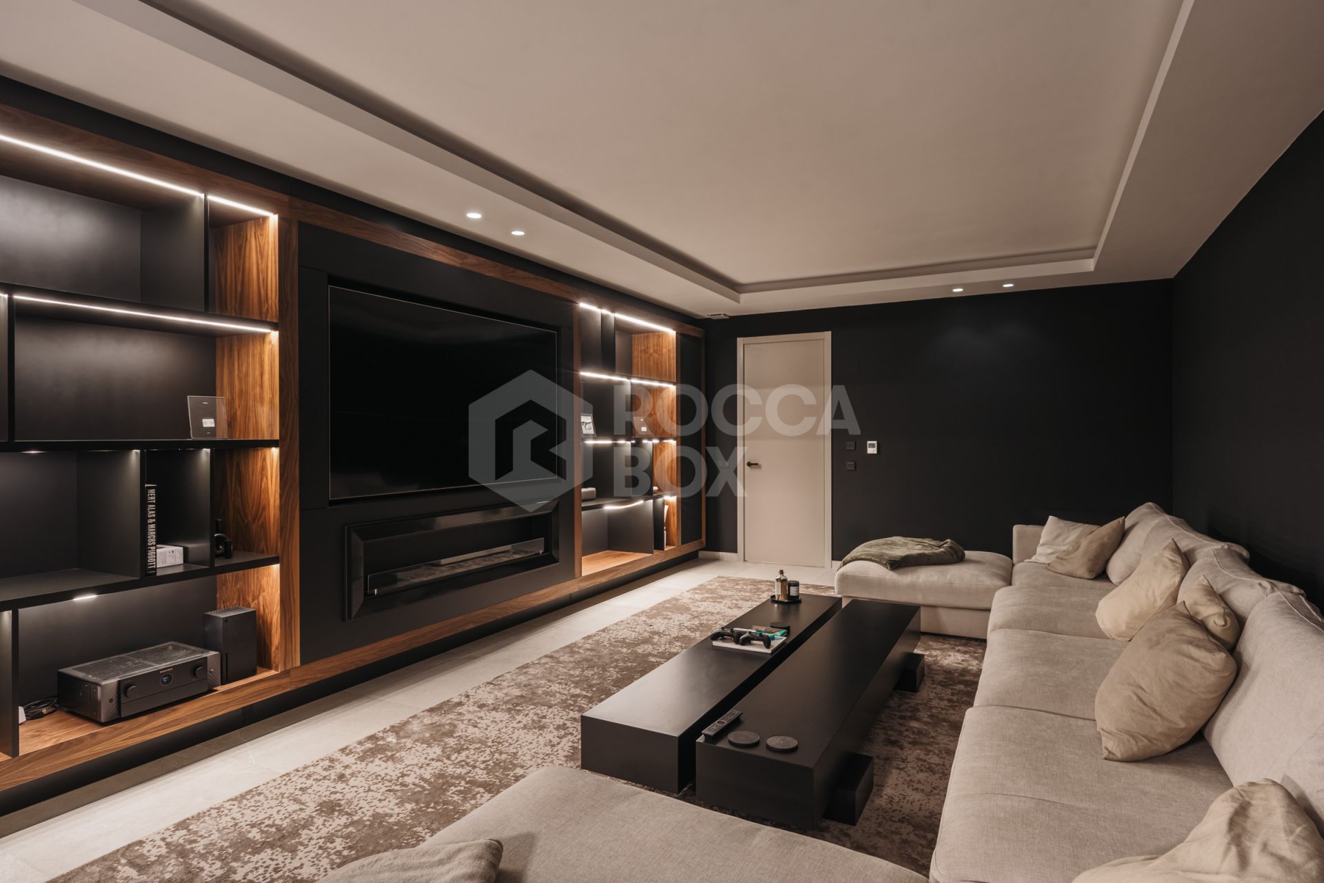 Contemporary Frontline Golf Villa with Panoramic Sea and Fairway Views in Elviria