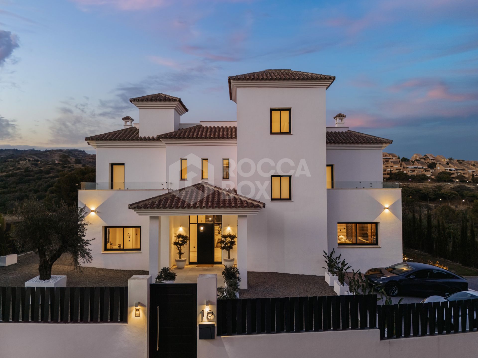 Contemporary Frontline Golf Villa with Panoramic Sea and Fairway Views in Elviria