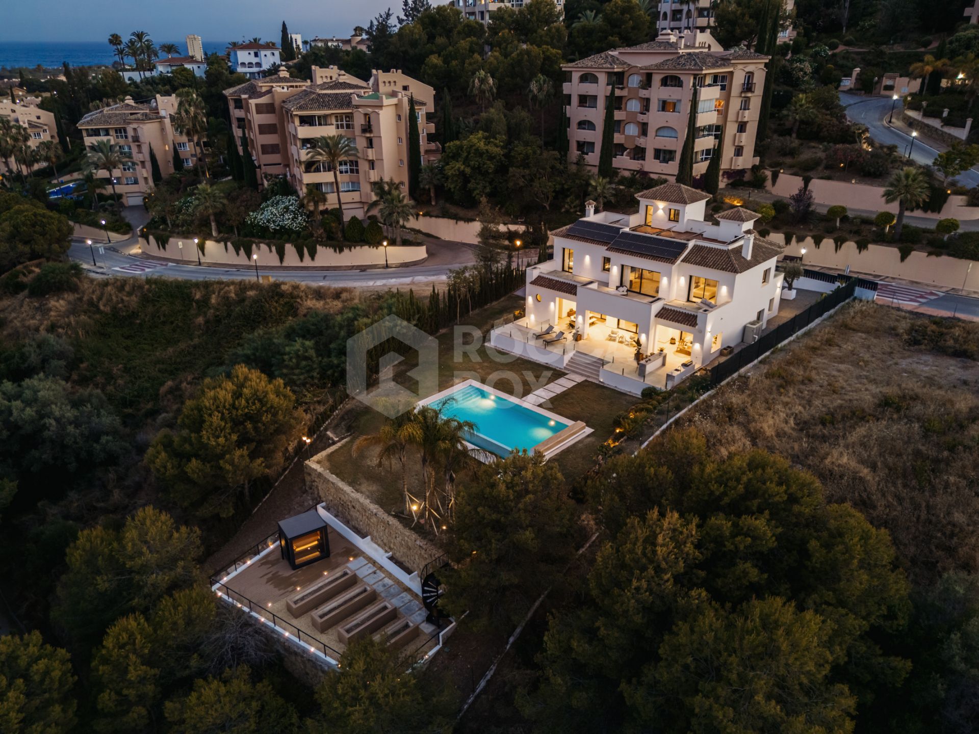 Contemporary Frontline Golf Villa with Panoramic Sea and Fairway Views in Elviria