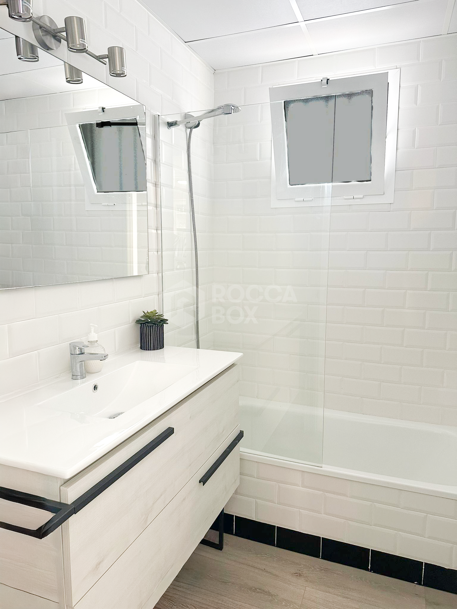 Exclusive Ground Floor Apartment in Small Oasis