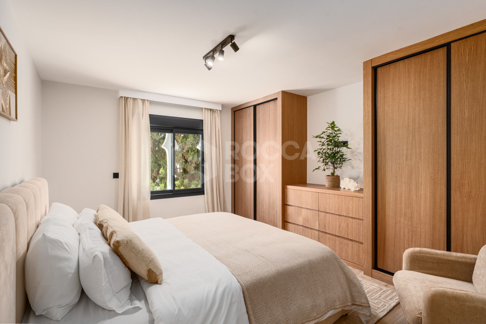 Duplex Penthouse with Mountain Views and Prime Location Near Puerto Banús