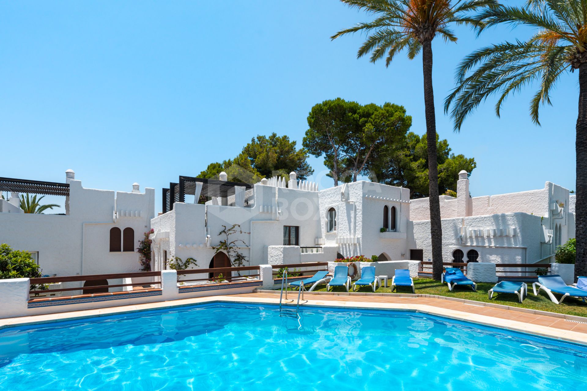 Duplex Penthouse with Mountain Views and Prime Location Near Puerto Banús