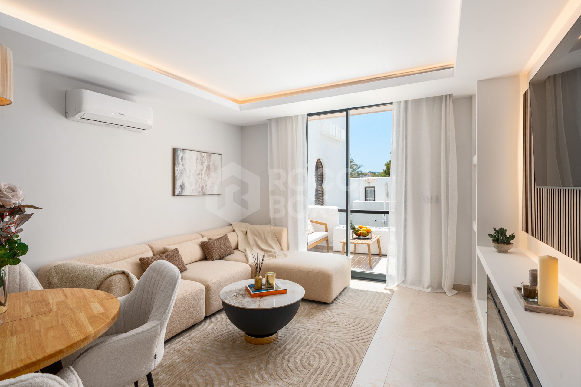 Duplex Penthouse with Mountain Views and Prime Location Near Puerto Banús