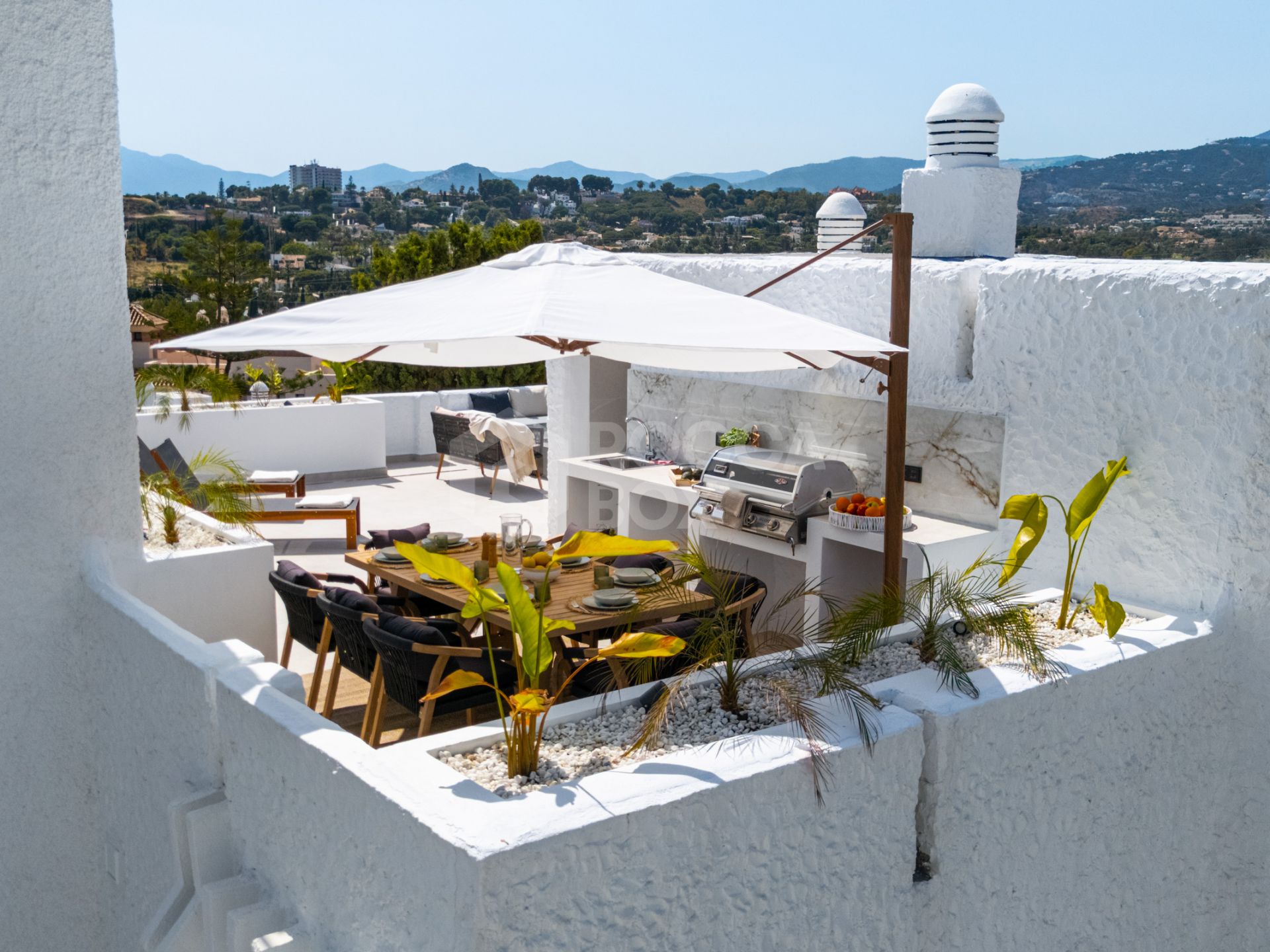 Duplex Penthouse with Mountain Views and Prime Location Near Puerto Banús