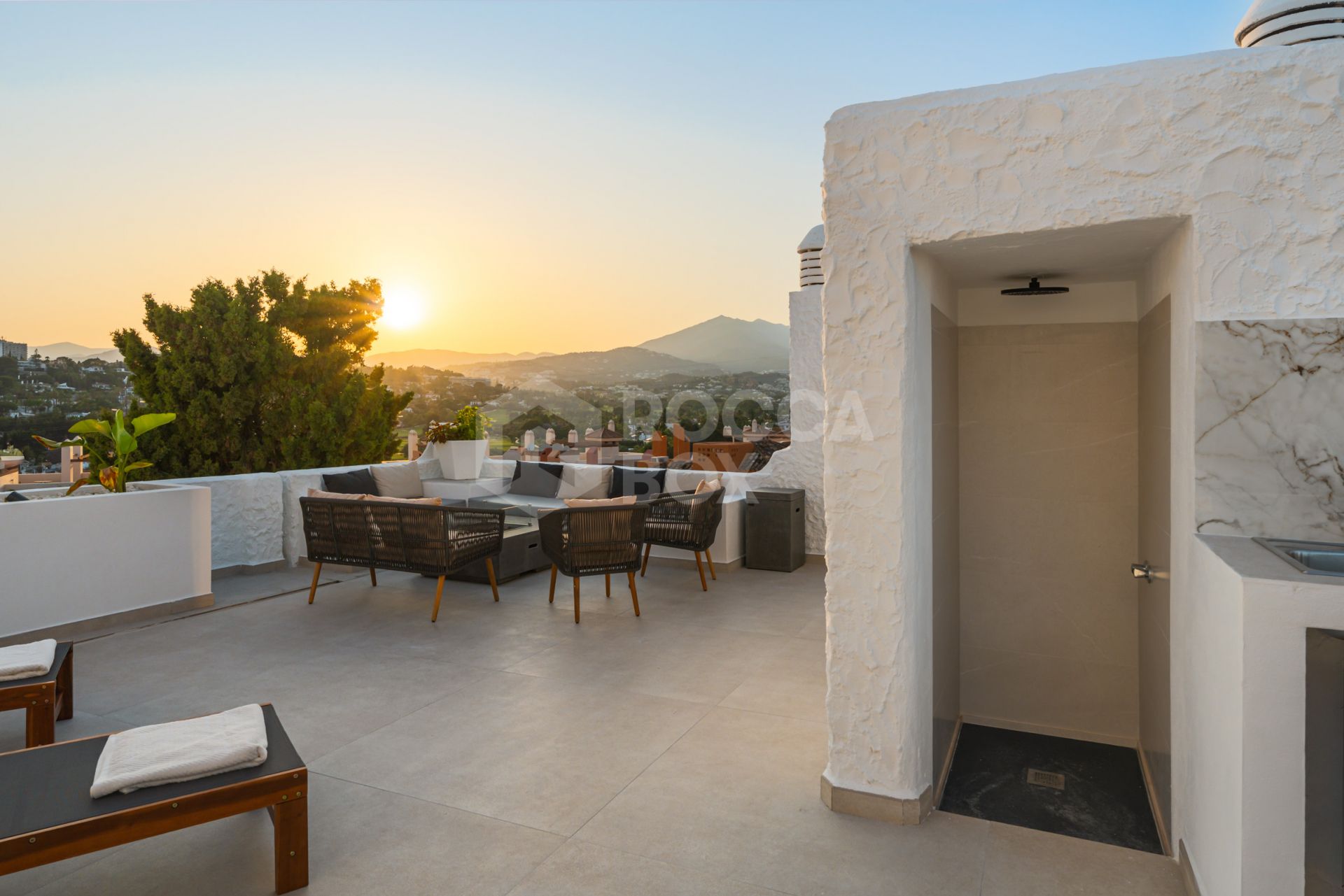 Duplex Penthouse with Mountain Views and Prime Location Near Puerto Banús