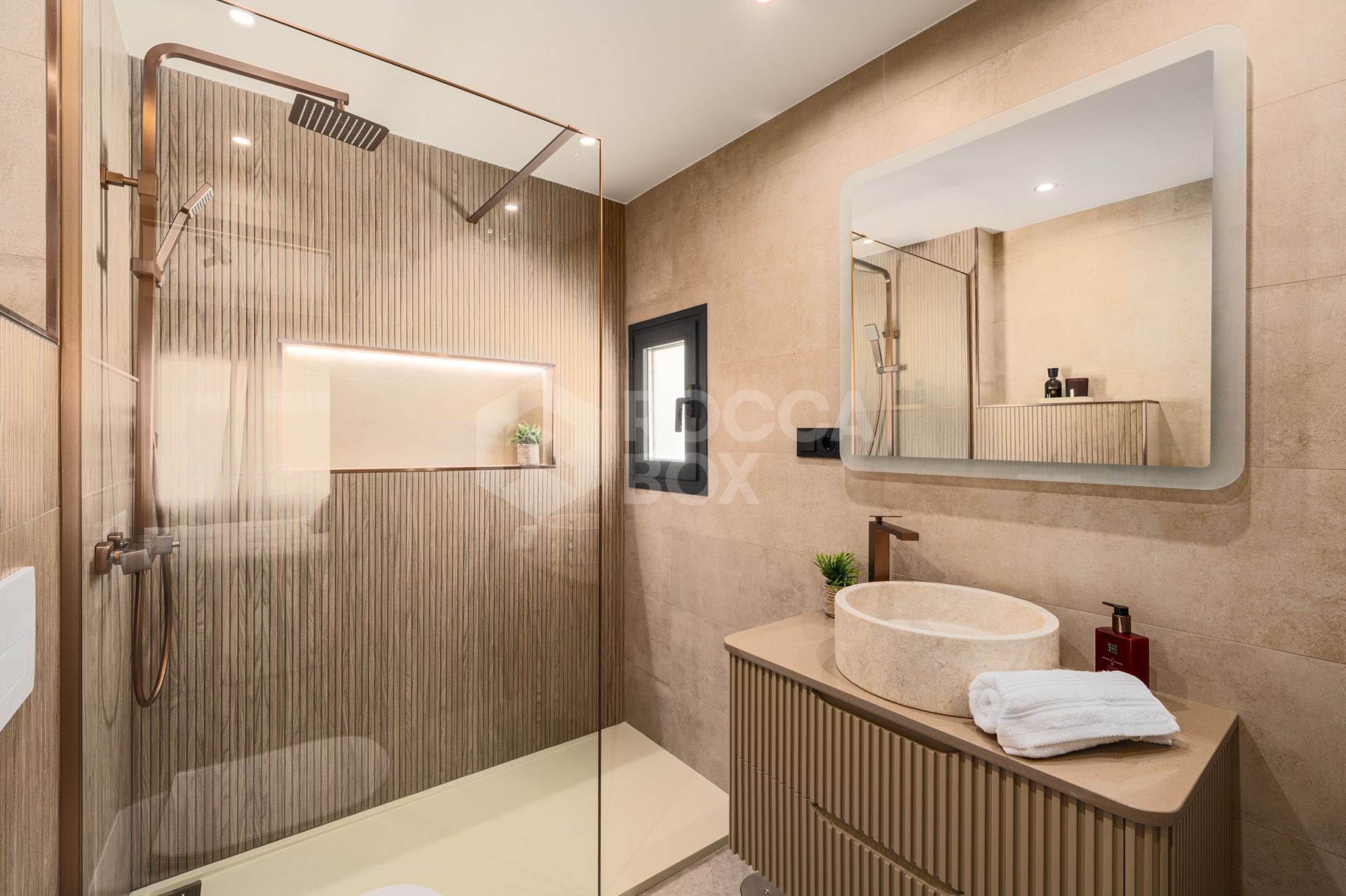 Duplex Penthouse with Mountain Views and Prime Location Near Puerto Banús