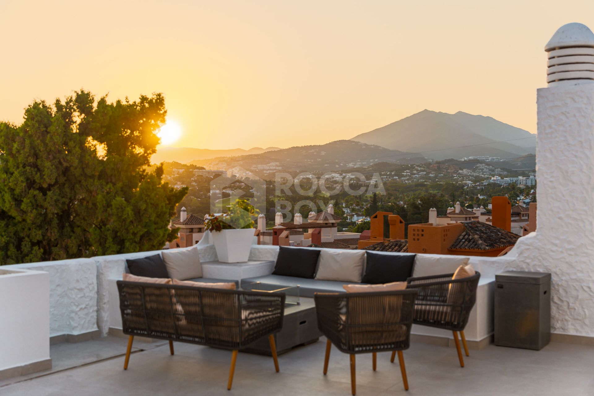 Duplex Penthouse with Mountain Views and Prime Location Near Puerto Banús