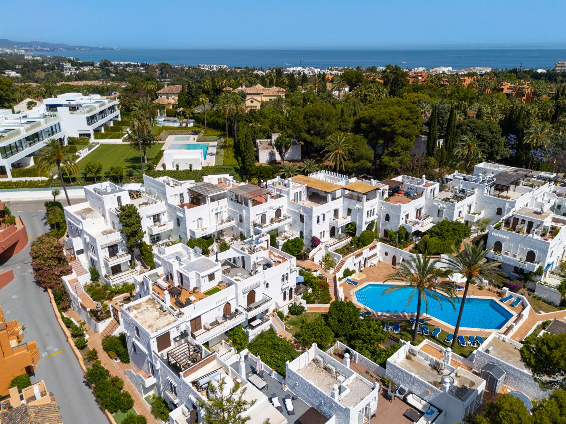 Duplex Penthouse with Mountain Views and Prime Location Near Puerto Banús