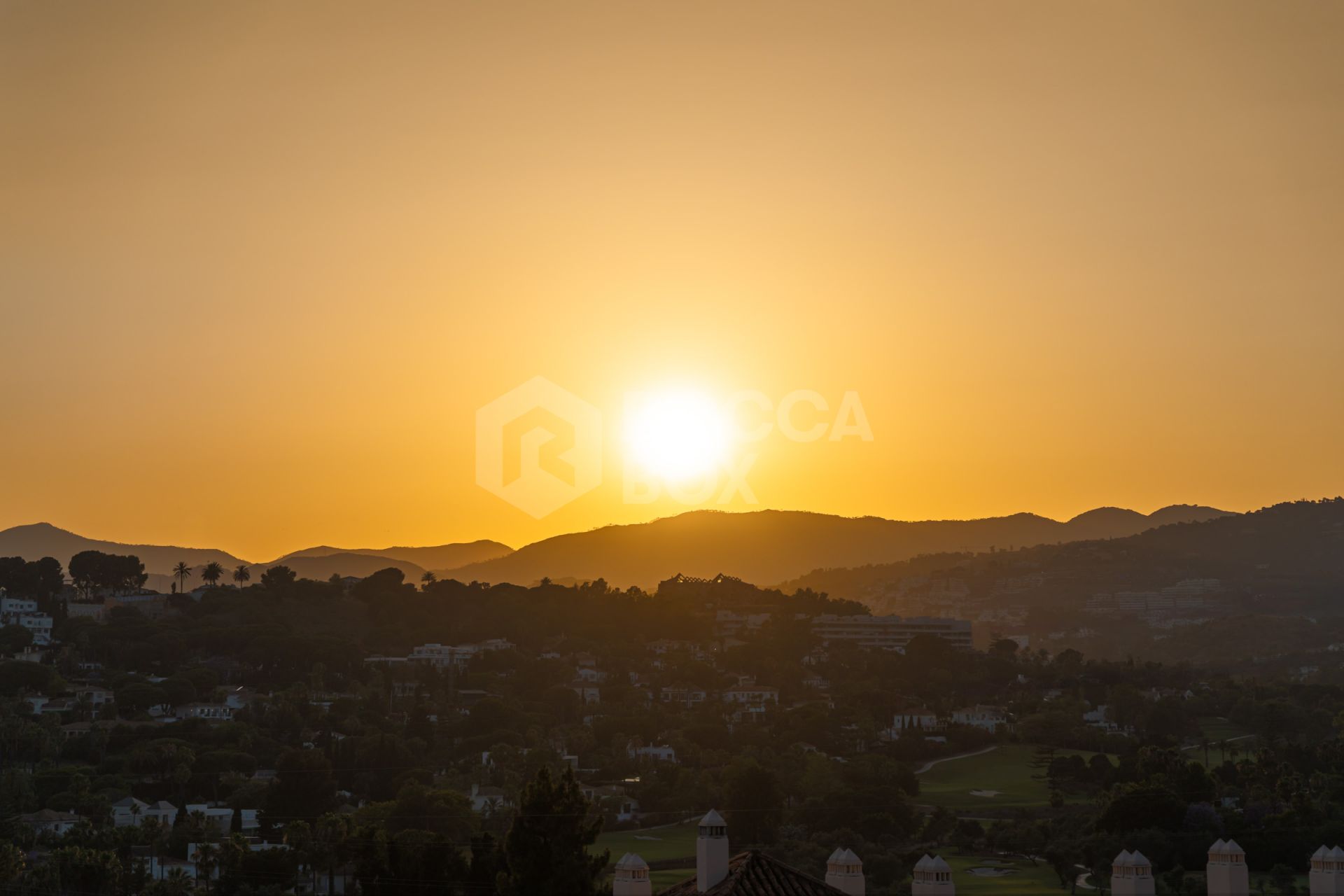 Duplex Penthouse with Mountain Views and Prime Location Near Puerto Banús